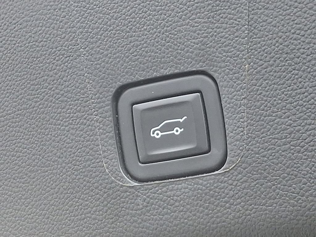Certified 2023 Chevrolet Traverse LT image 32