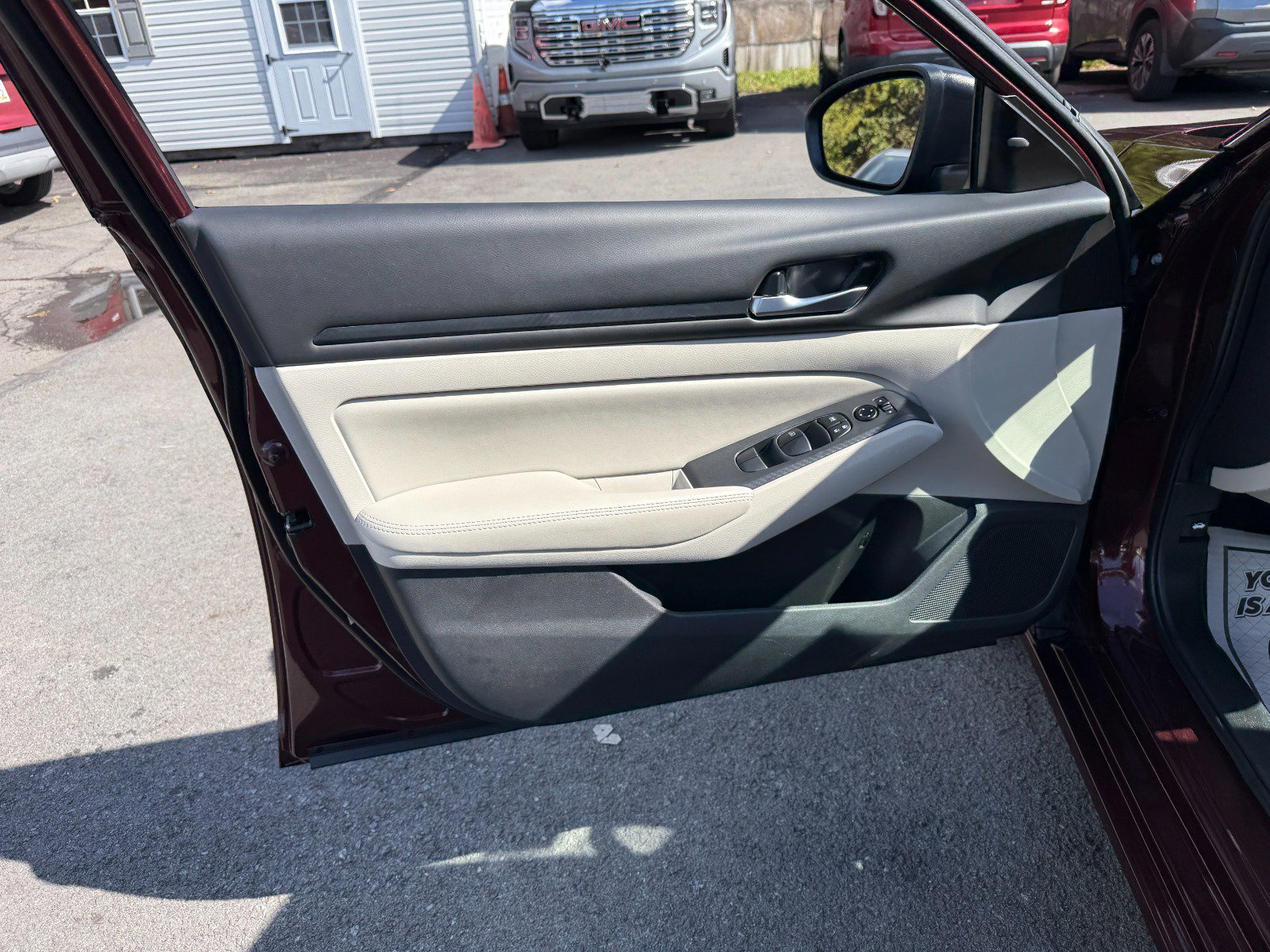 Used 2025 Nissan Altima 2.5 SV FWD image 15