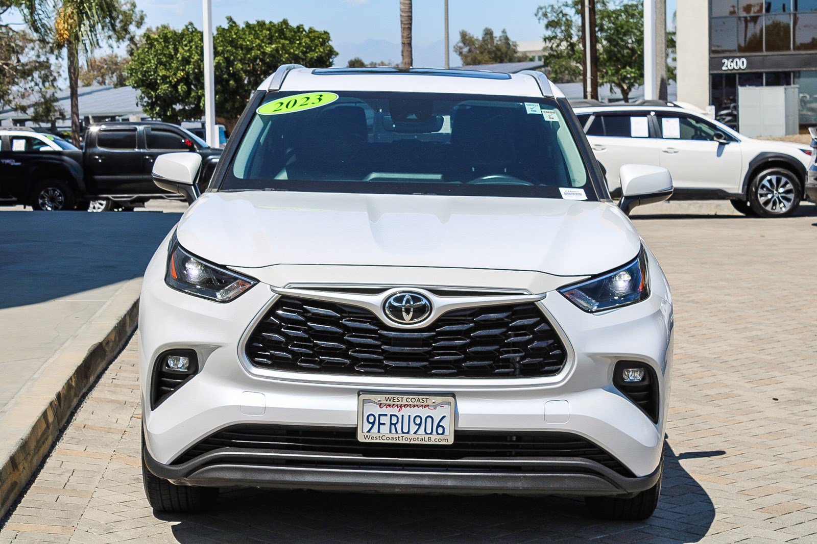 Used 2023 Toyota Highlander XLE FWD image 2