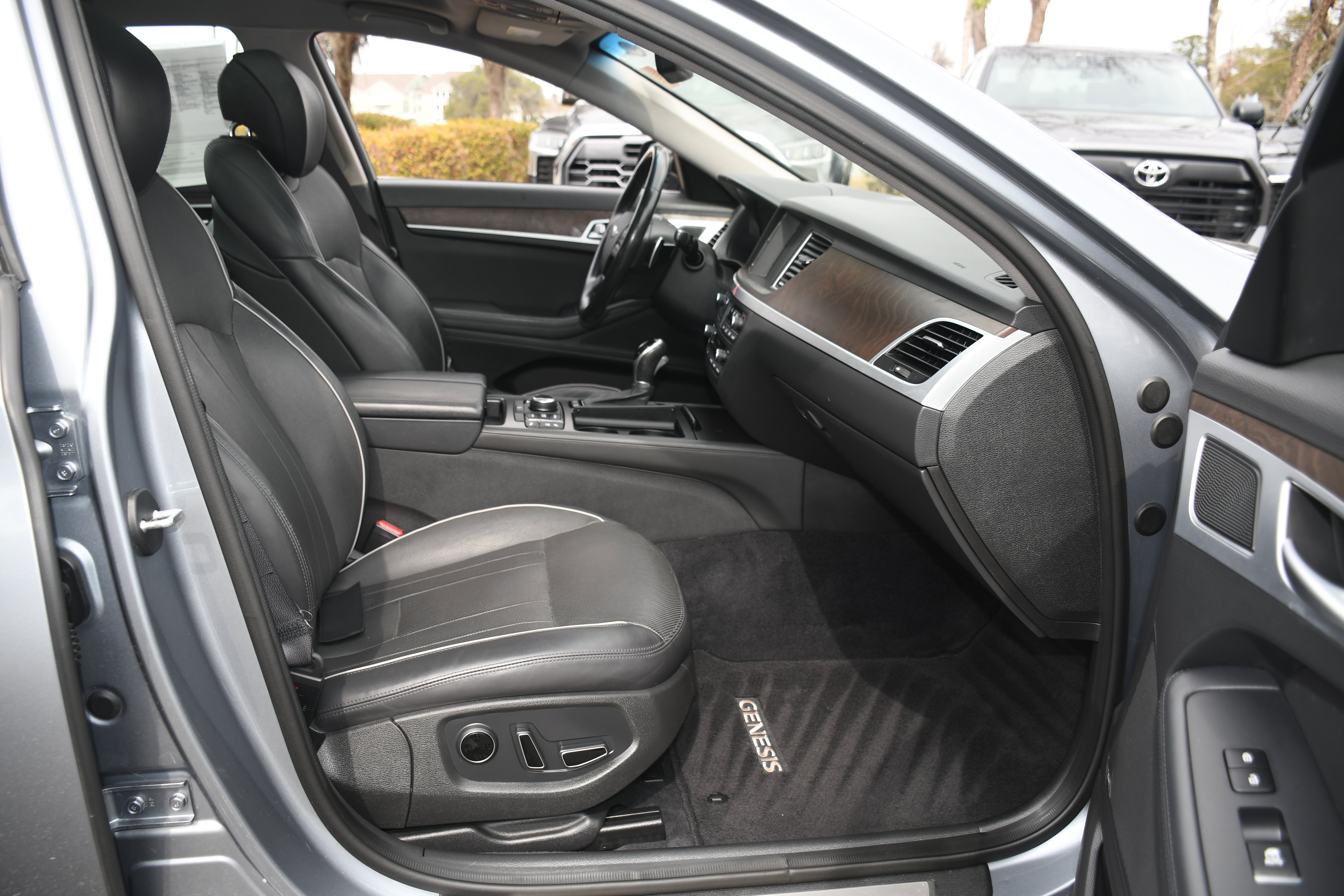 Used 2015 Hyundai Genesis 3.8 w/ Option Group 04 image 22