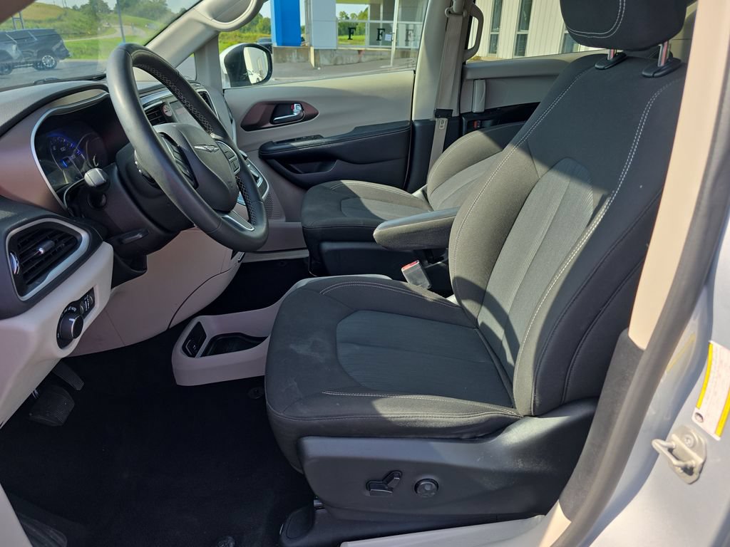 Used 2023 Chrysler Voyager LX FWD image 12