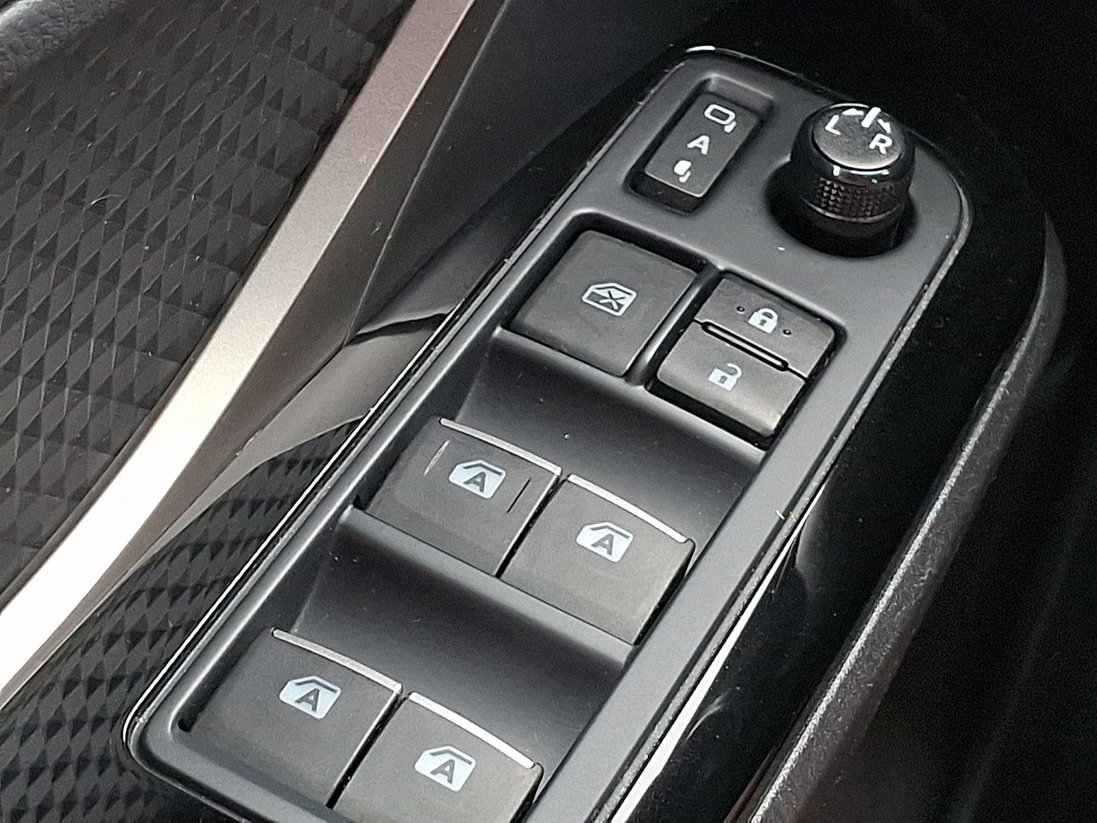 Used 2019 Toyota C-HR XLE FWD image 27