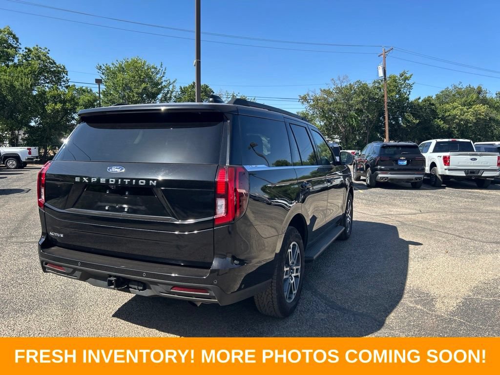 Used 2025 Ford Expedition Active AWD/4WD image 3