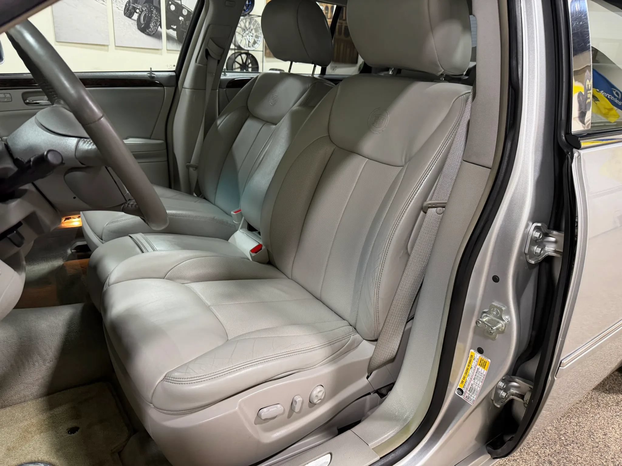 Used 2009 Cadillac DTS w/ Trunk Convenience Package FWD image 26
