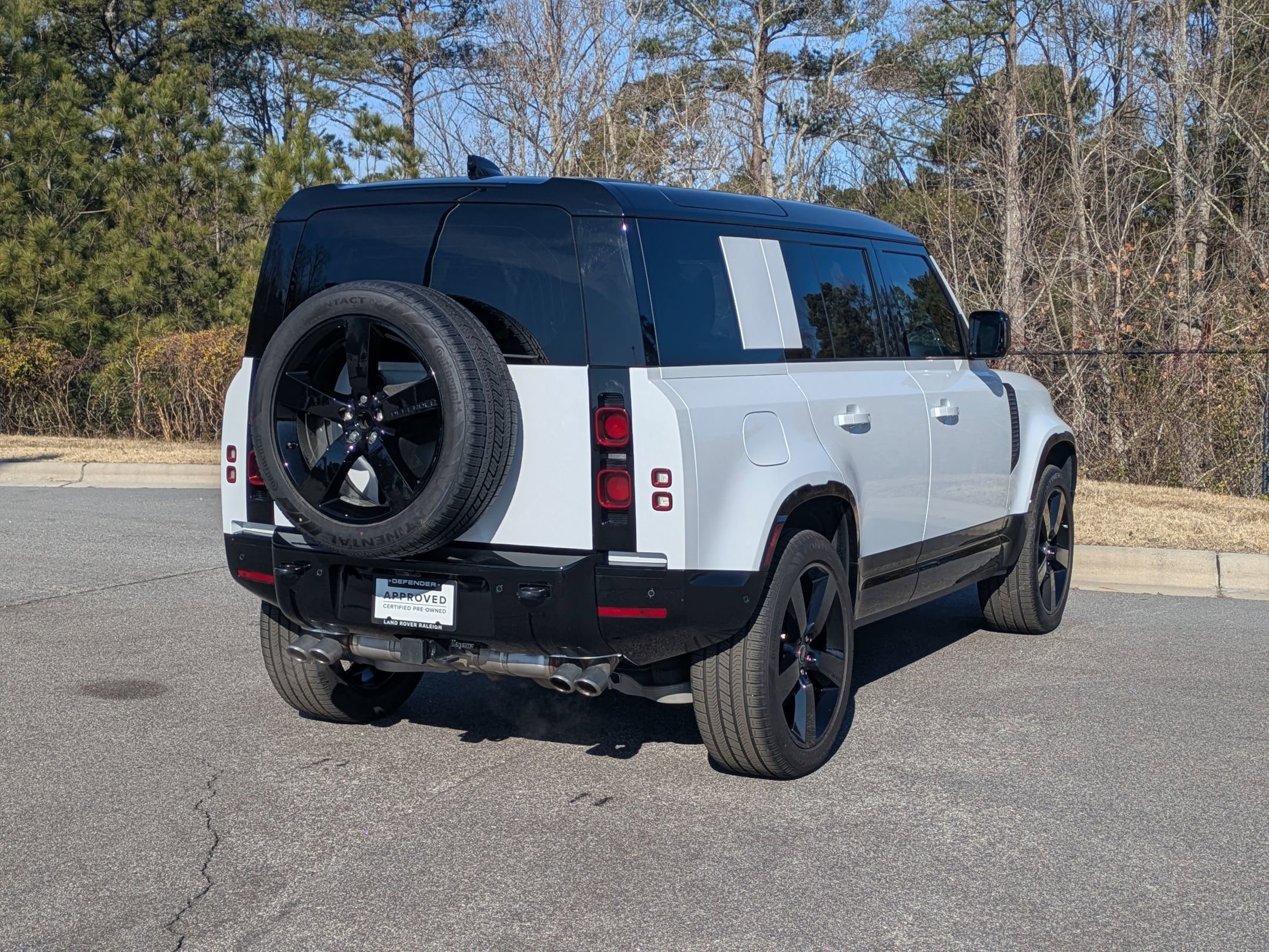 Certified 2025 Land Rover Defender 110 X-Dynamic SE image 5