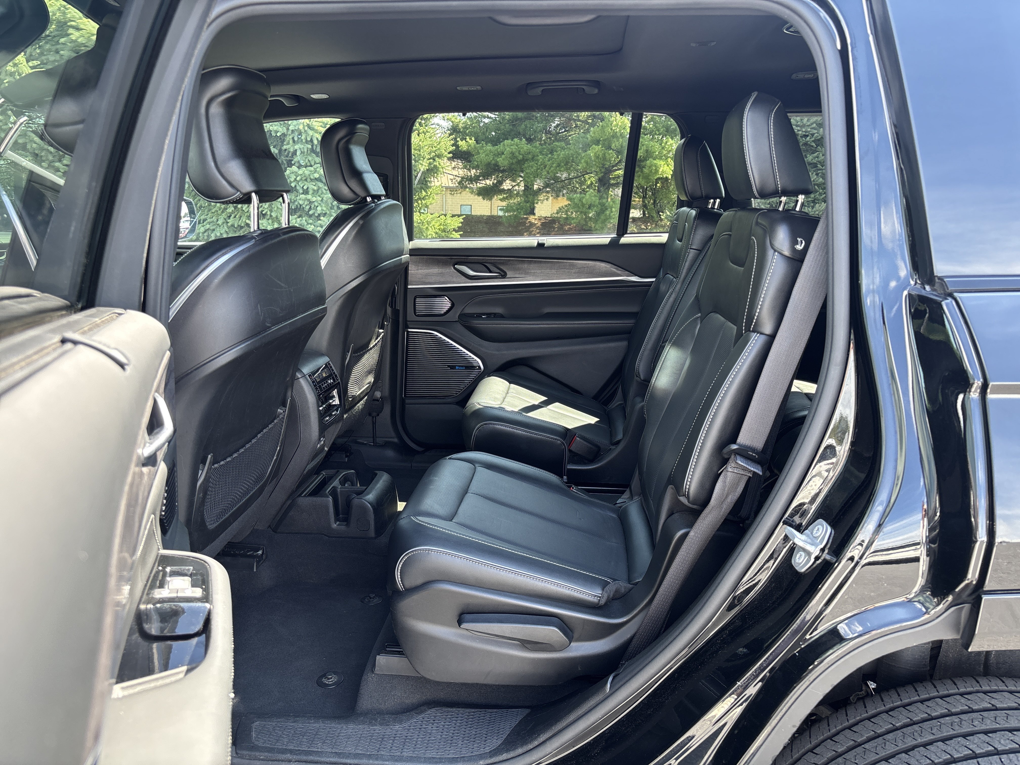 Used 2023 Jeep Grand Cherokee L Overland w/ Advanced Protech Group III AWD/4WD image 31