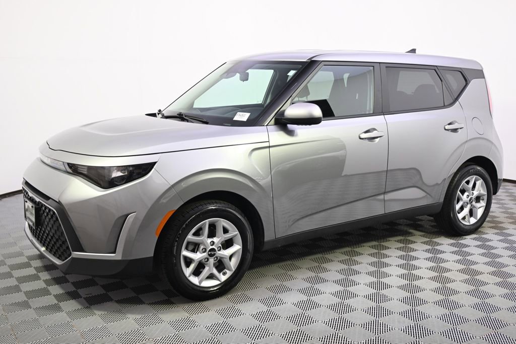 Used 2025 Kia Soul LX w/ LX Technology Package FWD image 2