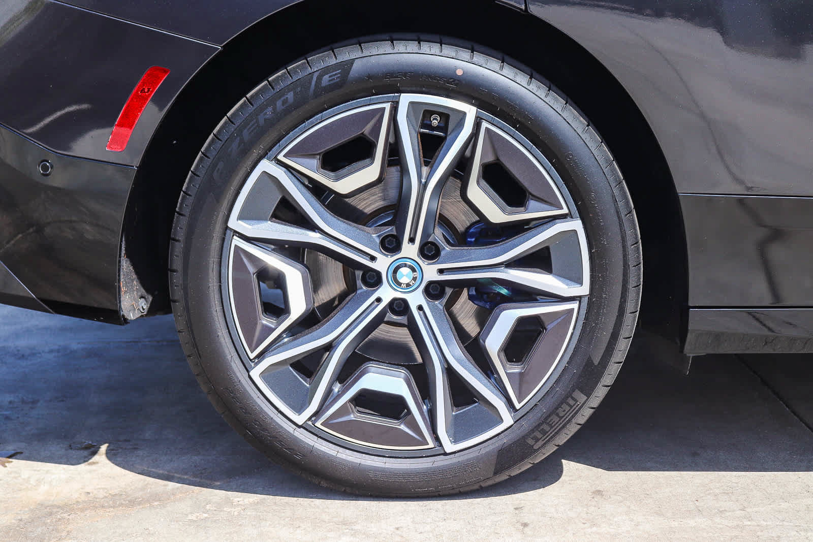 Used 2025 BMW iX xDrive50 w/ Premium Package AWD/4WD image 8