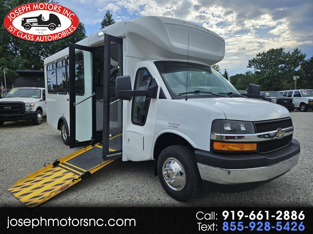 Used 2018 Chevrolet Express 4500 w/ Shuttle Bus Package RWD image 1