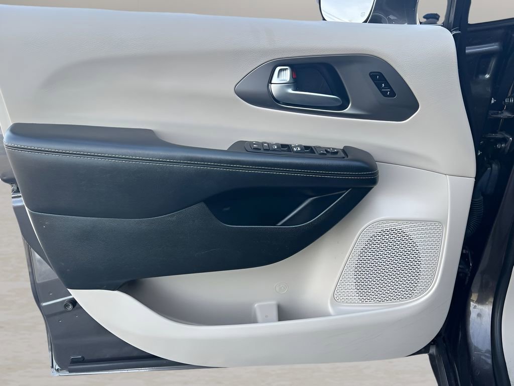 Used 2022 Chrysler Pacifica Touring-L image 26