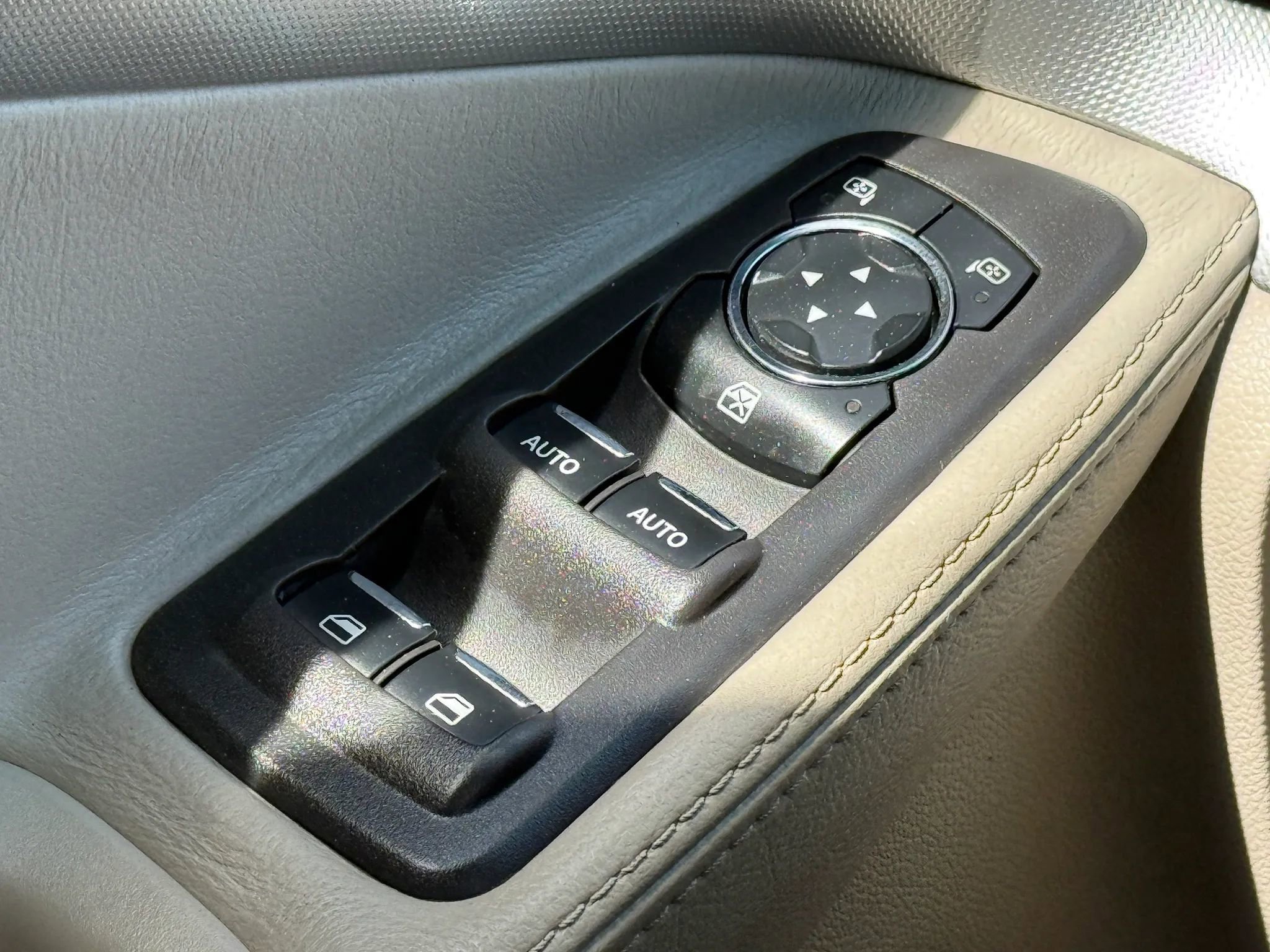 Used 2014 Ford Explorer XLT w/ Equipment Group 202A AWD/4WD image 24