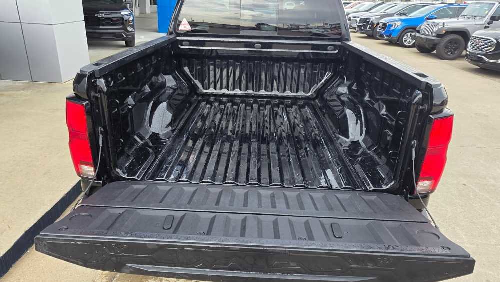 Used 2024 Chevrolet Colorado LT w/ LT Convenience Package III RWD image 5