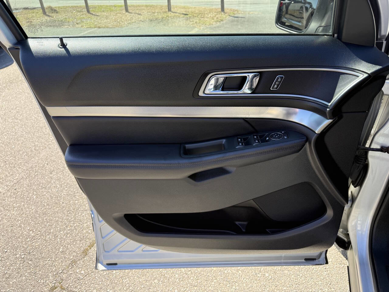 Used 2019 Ford Explorer XLT image 24