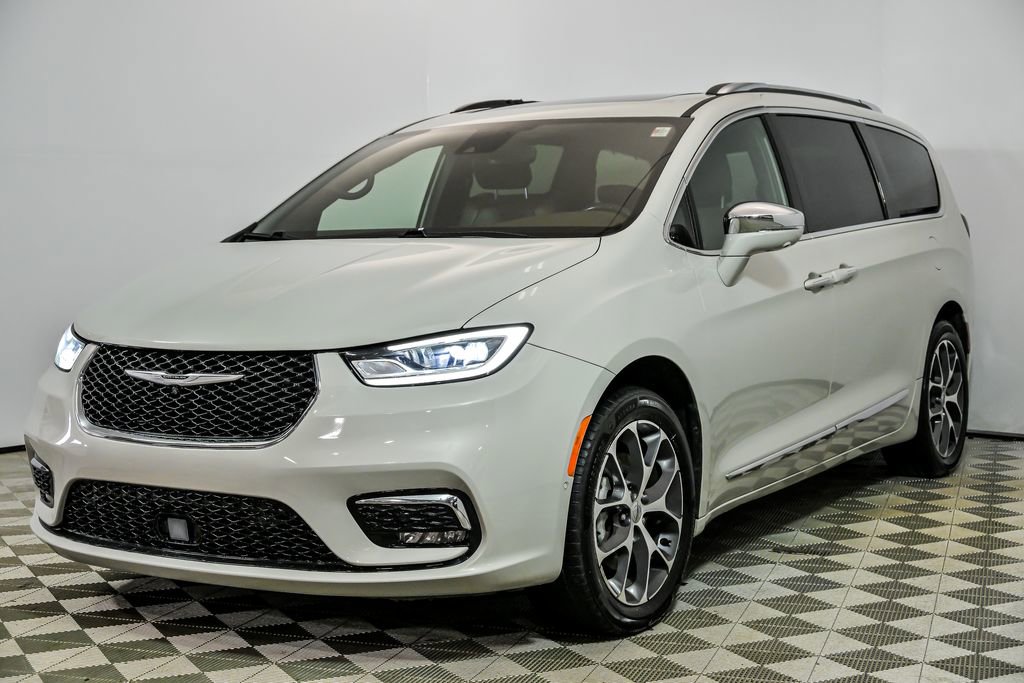 Used 2021 Chrysler Pacifica Limited w/ Uconnect Theater Family Group image 4