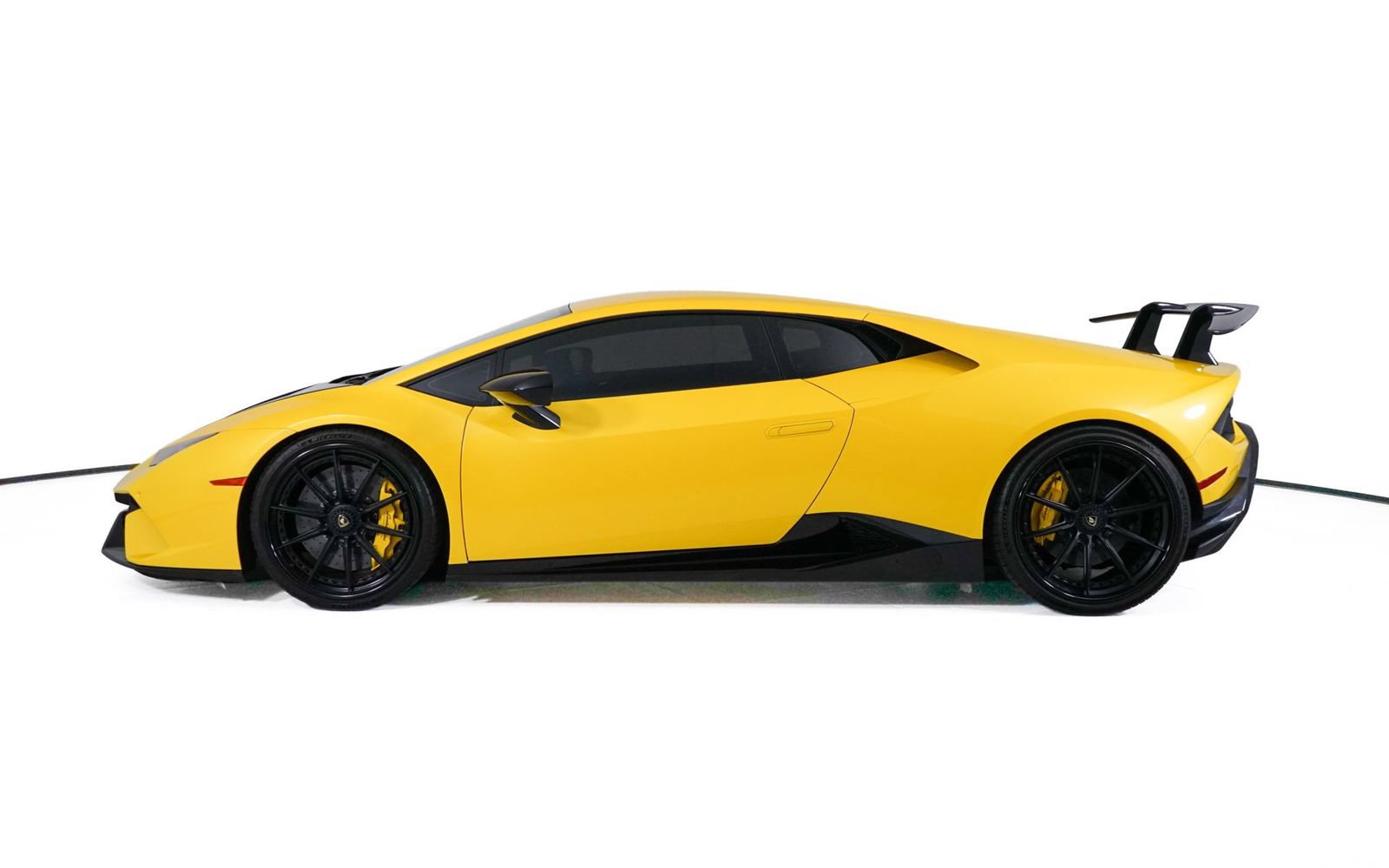 Used 2018 Lamborghini Huracan Performante AWD/4WD image 2