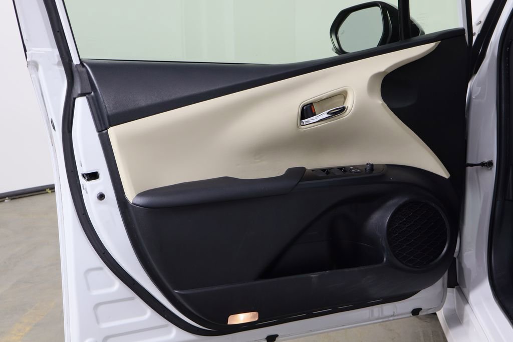 Used 2021 Toyota Prius LE image 19