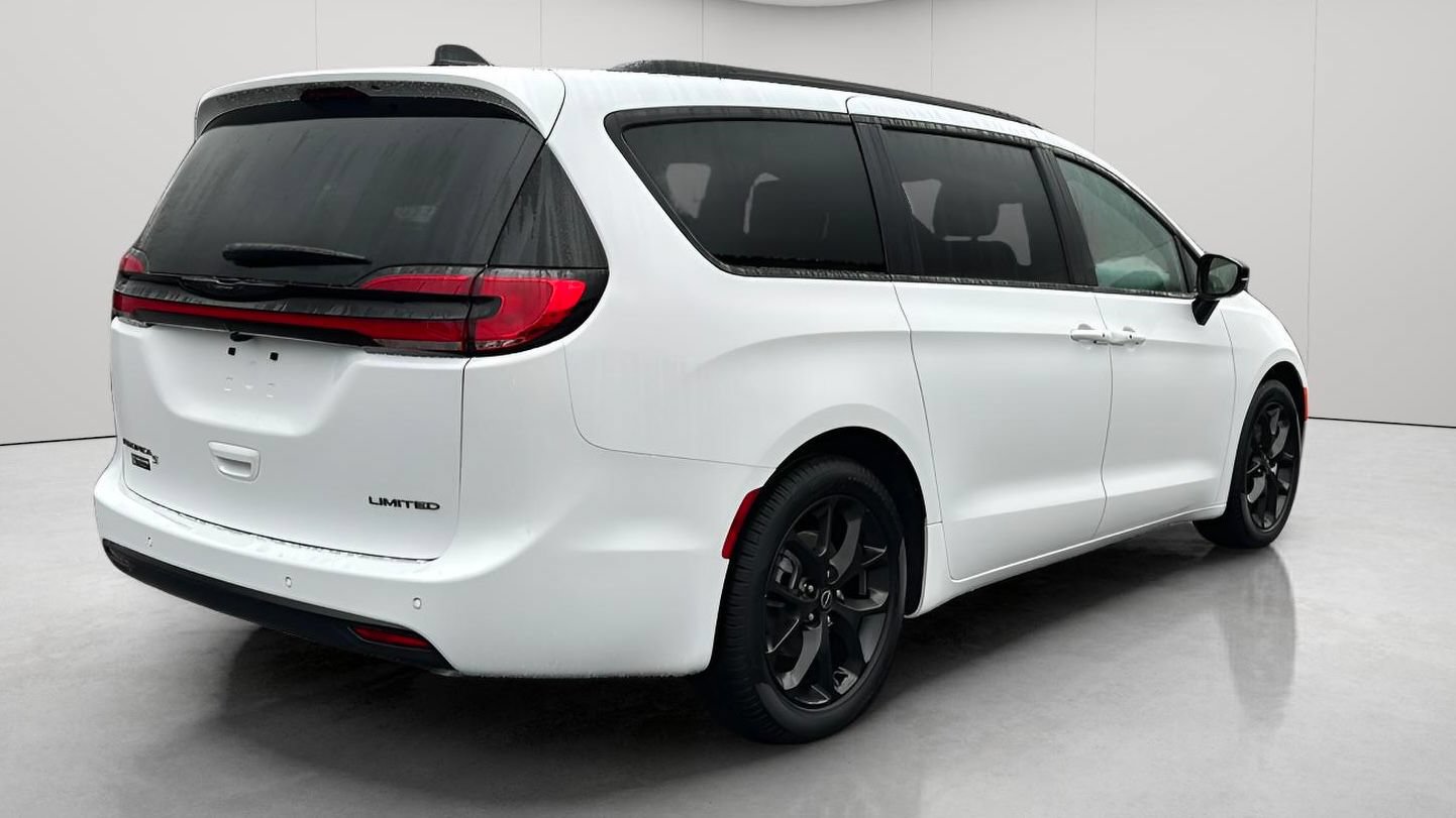 New 2026 Chrysler Pacifica Limited w/ S Appearance Package FWD image 4