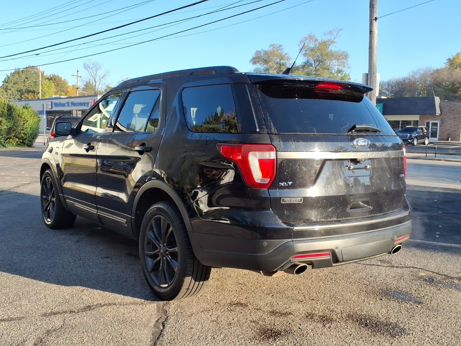 Used 2019 Ford Explorer XLT w/ Equipment Group 202A AWD/4WD image 2
