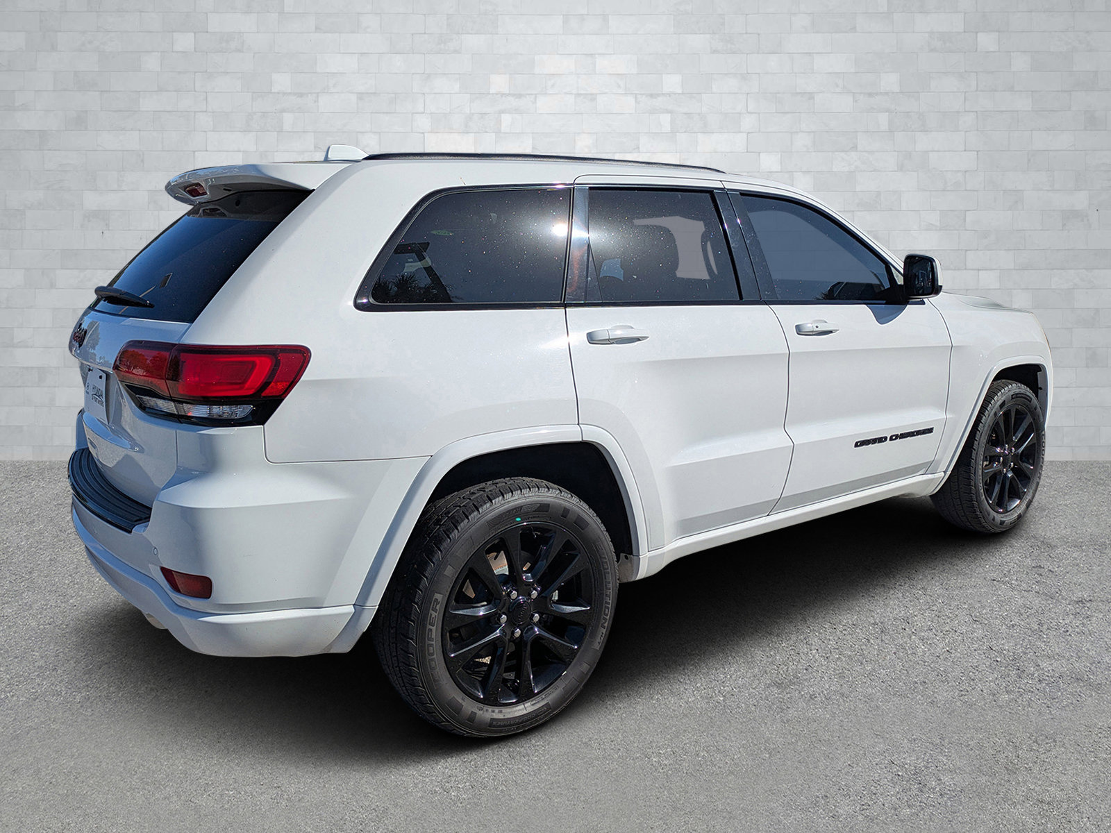 Used 2018 Jeep Grand Cherokee Altitude image 5