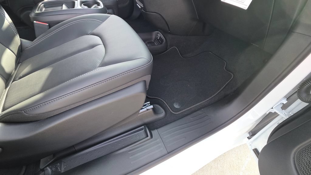 New 2027 Chrysler Pacifica Select FWD image 13
