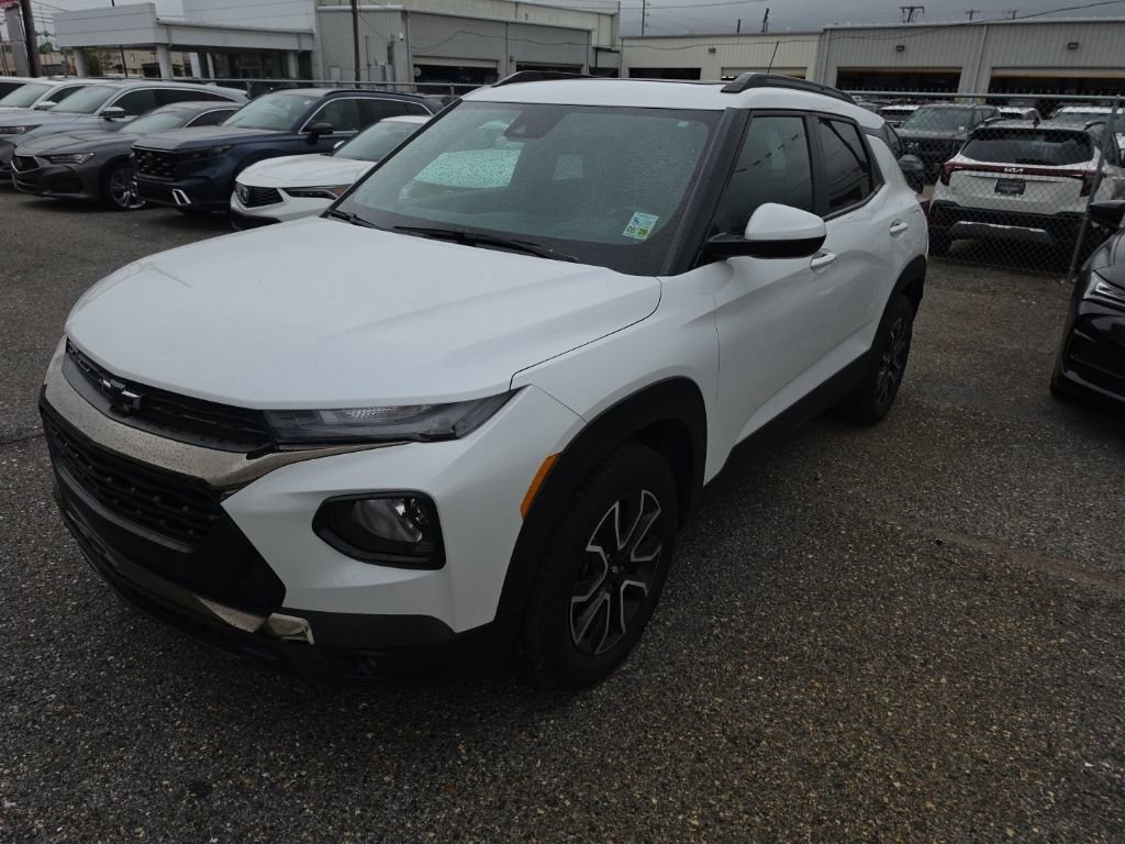 Used 2023 Chevrolet TrailBlazer ACTIV w/ Sun and Liftgate Package FWD image 1