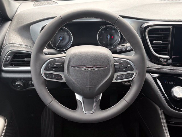 New 2026 Chrysler Pacifica Limited w/ Uconnect Theater Family Group FWD image 39