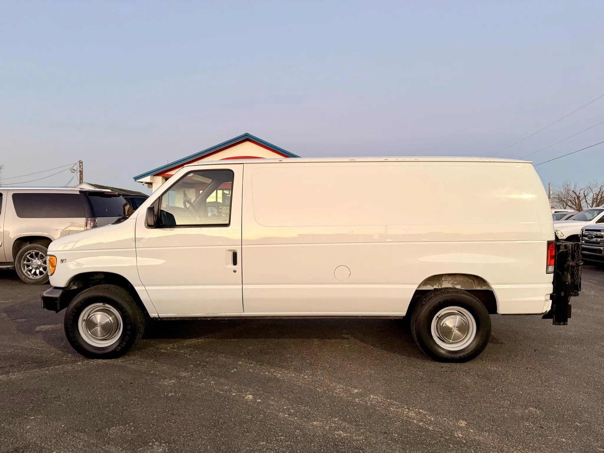 Used 2000 Ford E-350 and Econoline 350 Super Duty RWD image 2