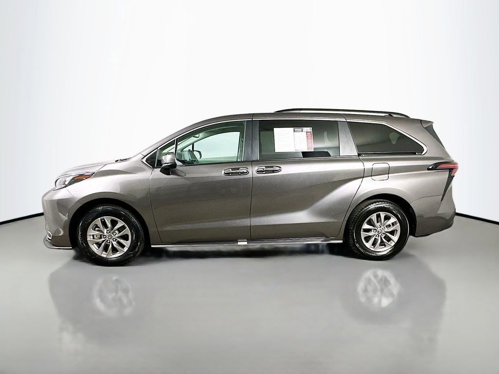 Used 2024 Toyota Sienna XLE FWD image 5