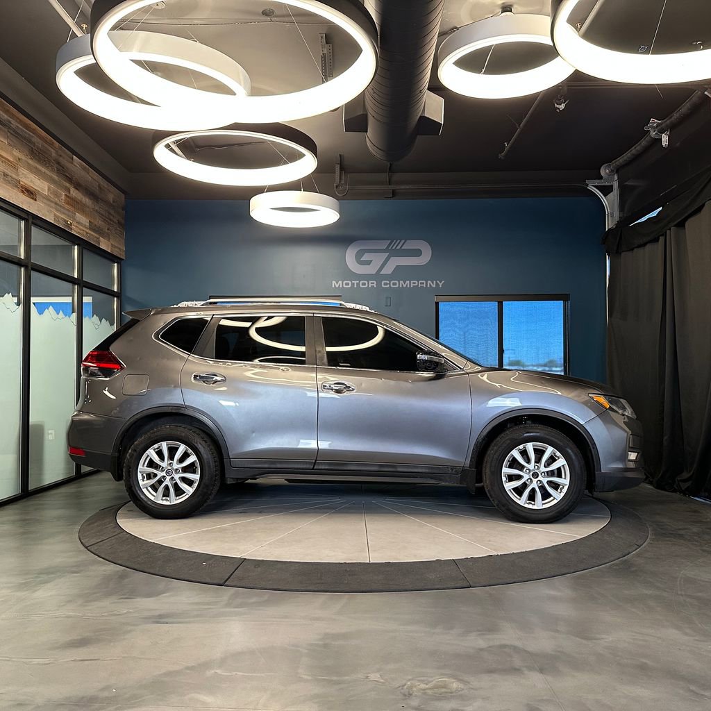 Used 2017 Nissan Rogue SV FWD image 2