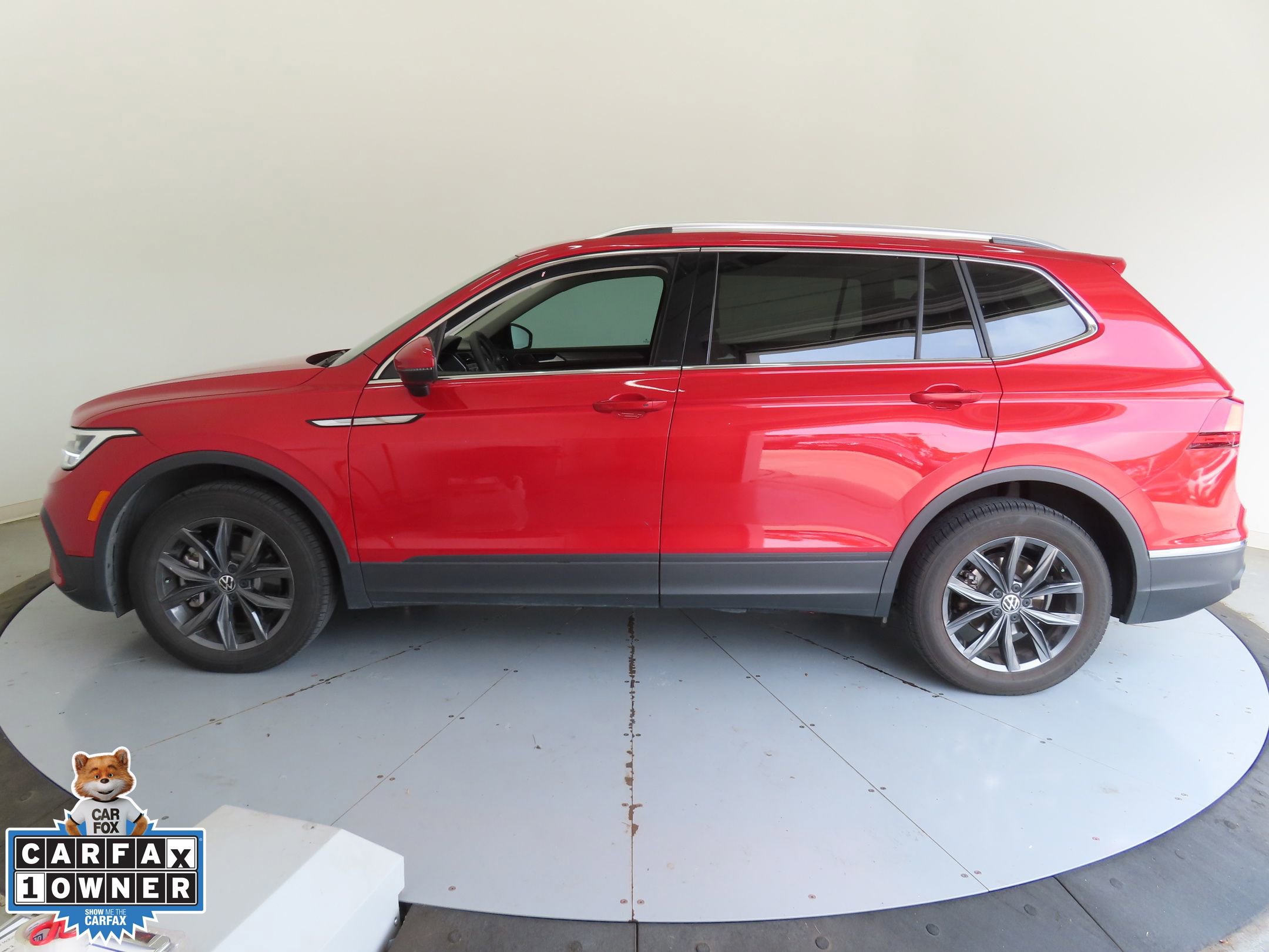 Used 2023 Volkswagen Tiguan SE w/ Panoramic Sunroof Package FWD image 8