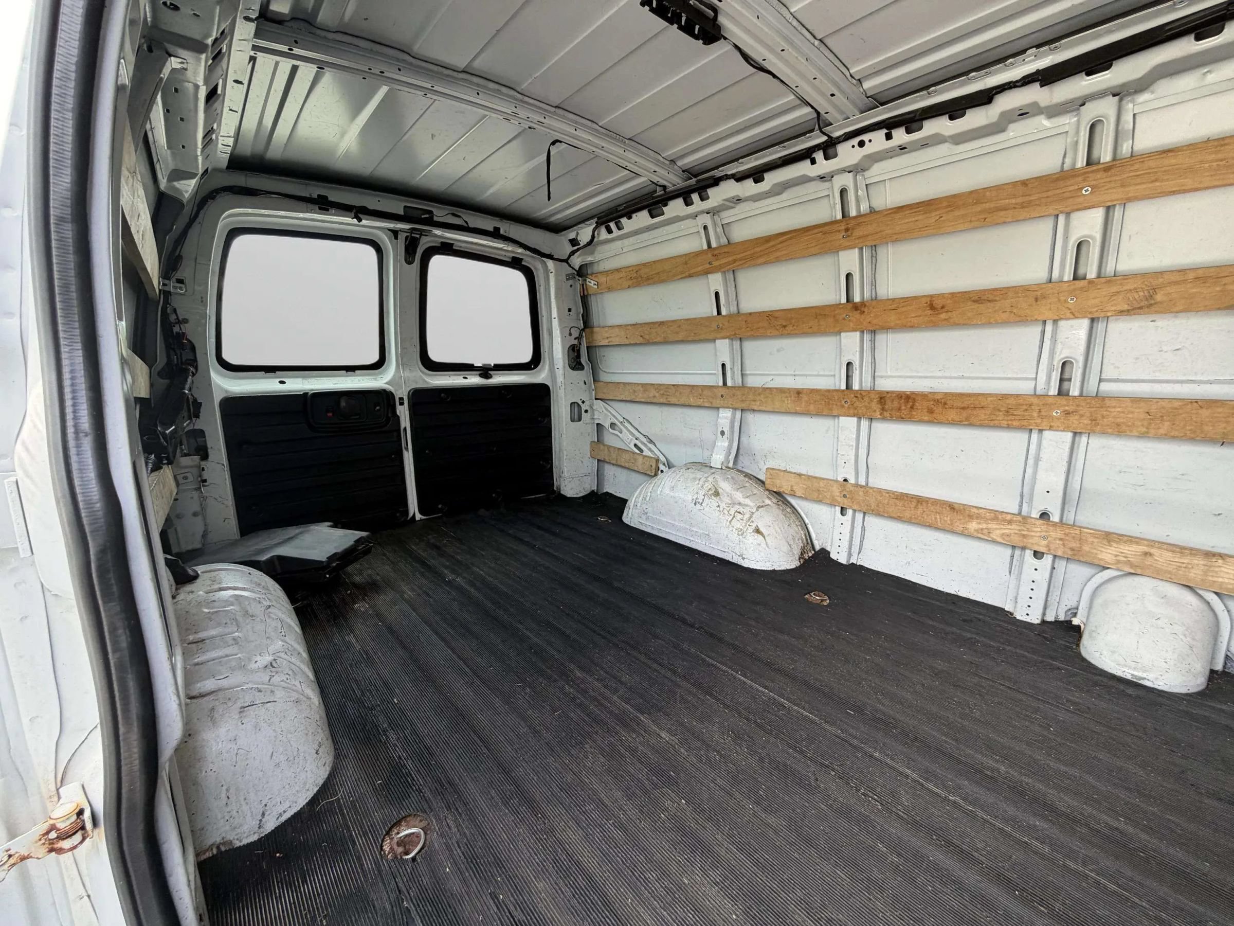 Used 2017 GMC Savana 2500 RWD image 11
