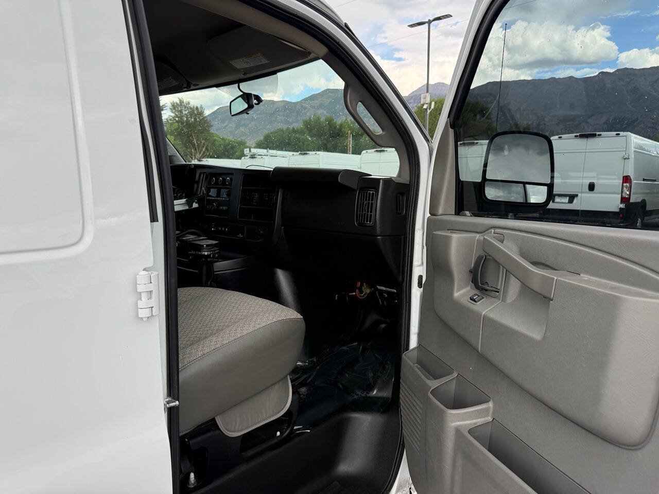 Used 2021 Chevrolet Express 2500 RWD image 18