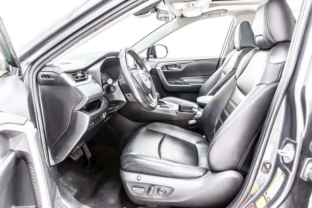 Used 2020 Toyota RAV4 XLE Premium FWD image 27