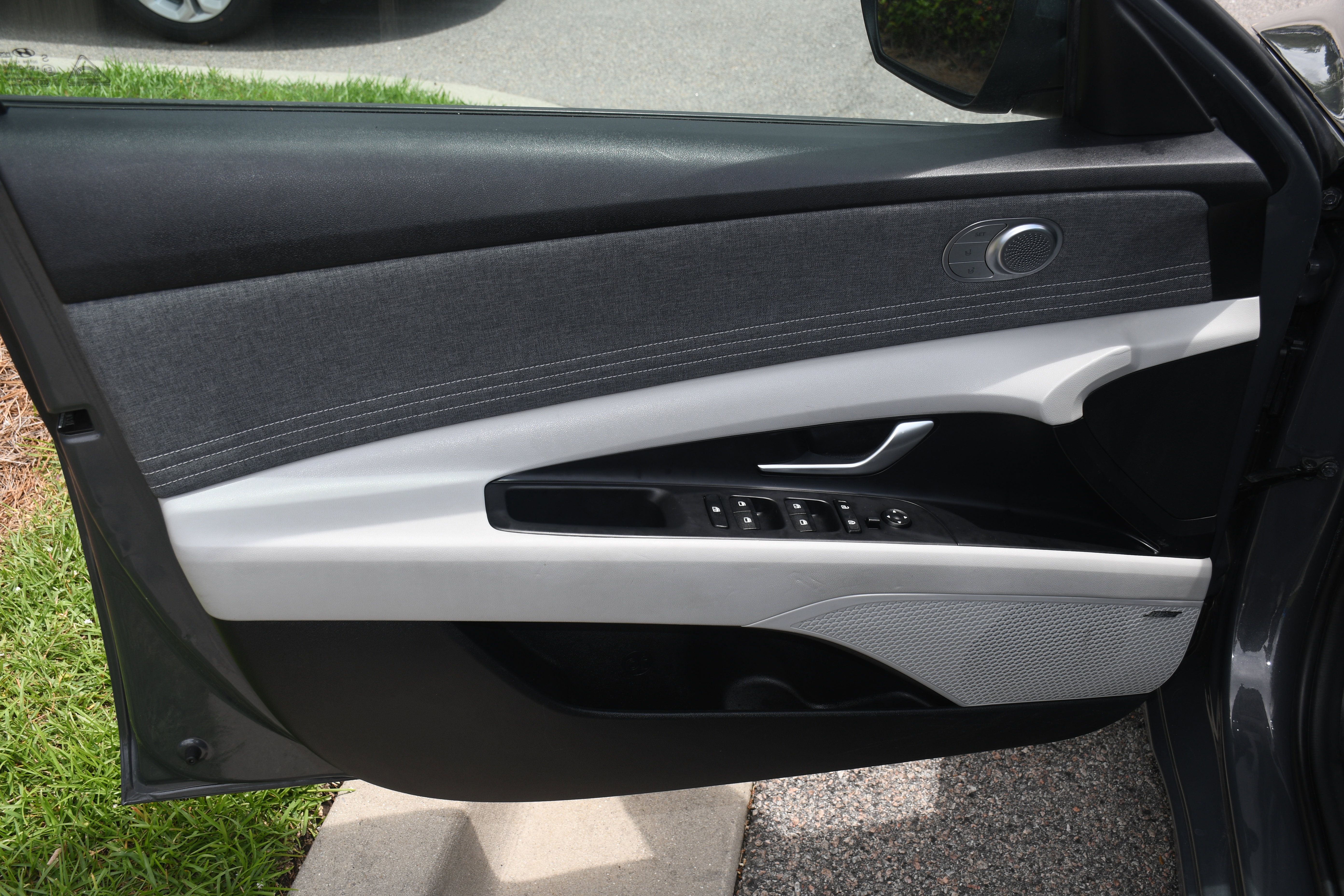 Used 2023 Hyundai Elantra Limited w/ Cargo Package FWD image 10