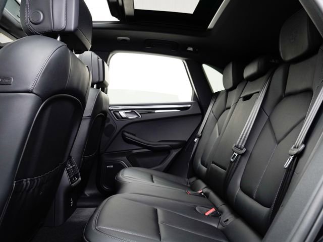 Certified 2025 Porsche Macan AWD/4WD image 30