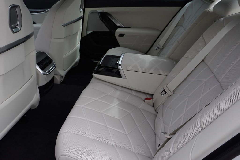 New 2024 BMW i7 xDrive60 image 23