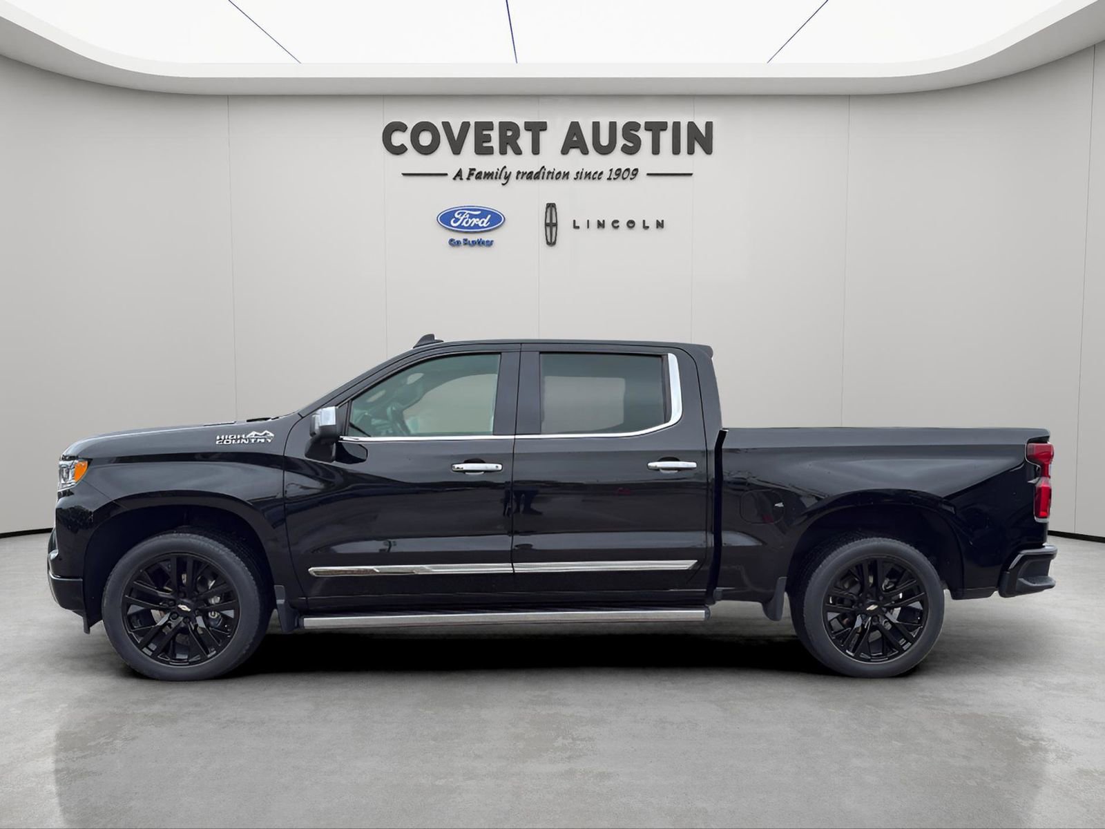 Used 2022 Chevrolet Silverado 1500 High Country w/ Technology Package image 2