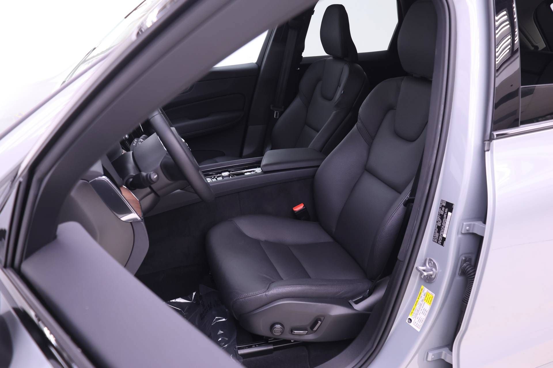 Certified 2024 Volvo XC60 B5 Plus w/ Protection Package Premier AWD/4WD image 7