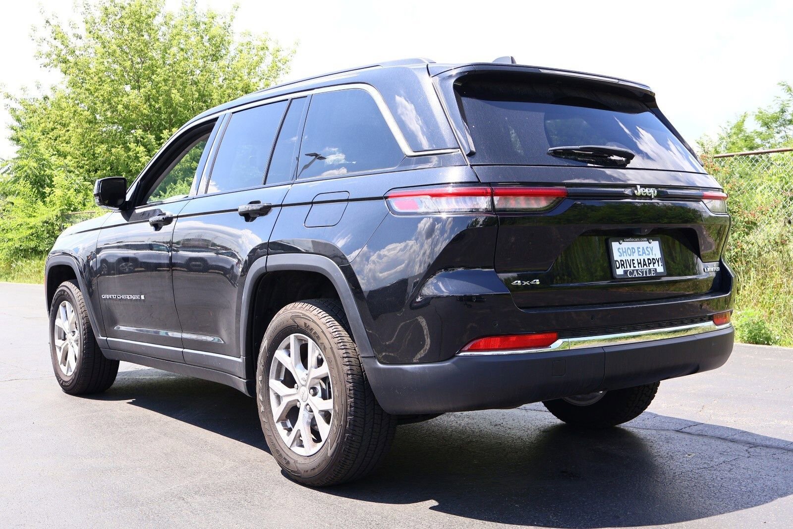 Used 2023 Jeep Grand Cherokee Limited image 16