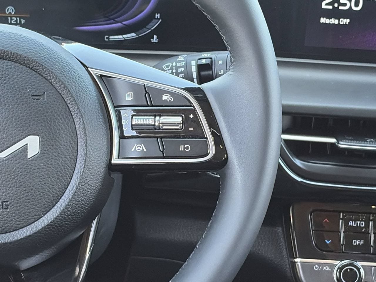 Certified 2025 Kia Seltos S FWD image 23