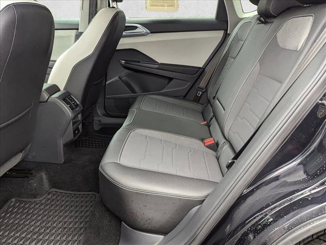 Certified 2025 Volkswagen Taos SE image 17