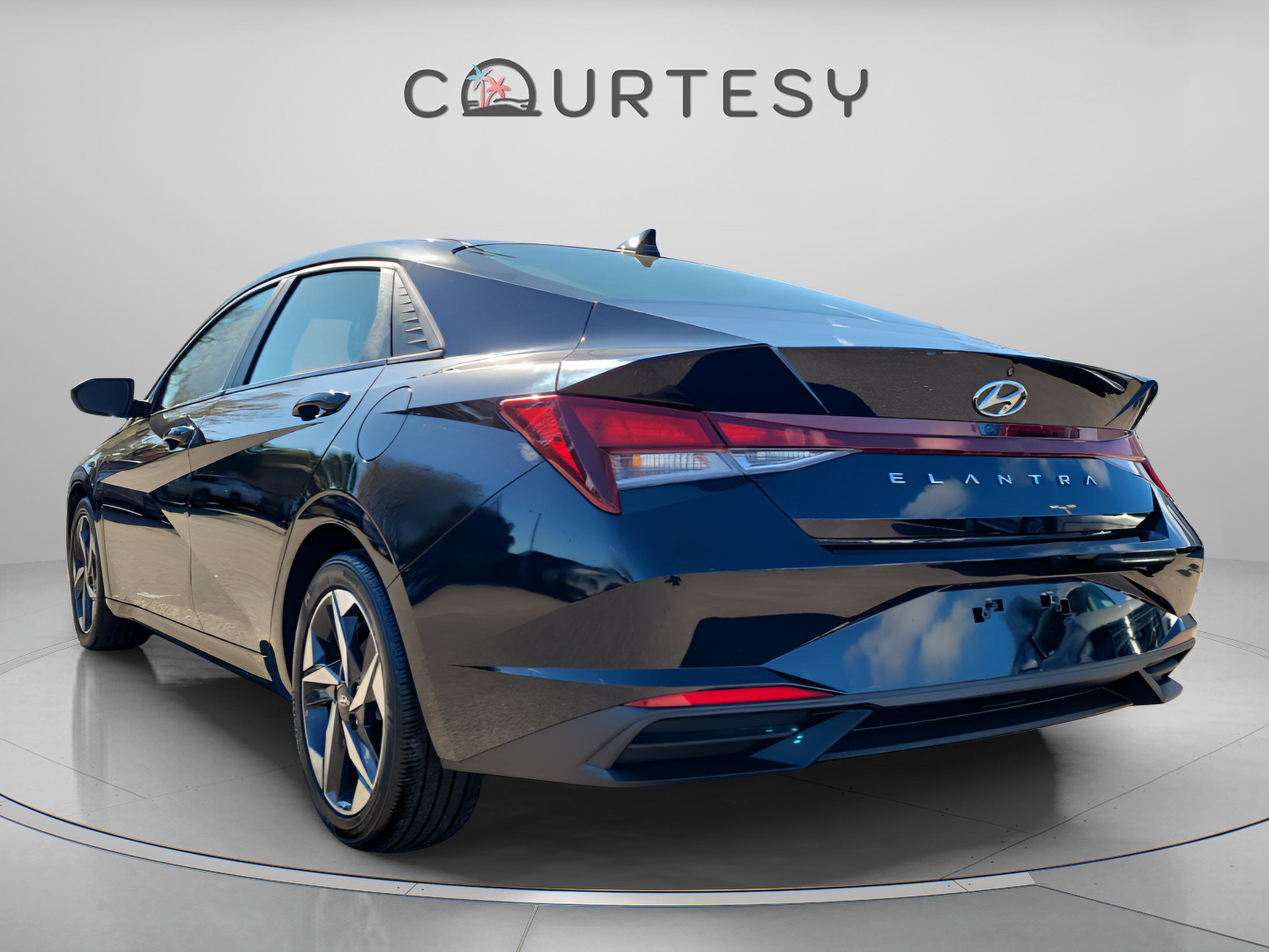 Used 2023 Hyundai Elantra SEL w/ Convenience Package image 3