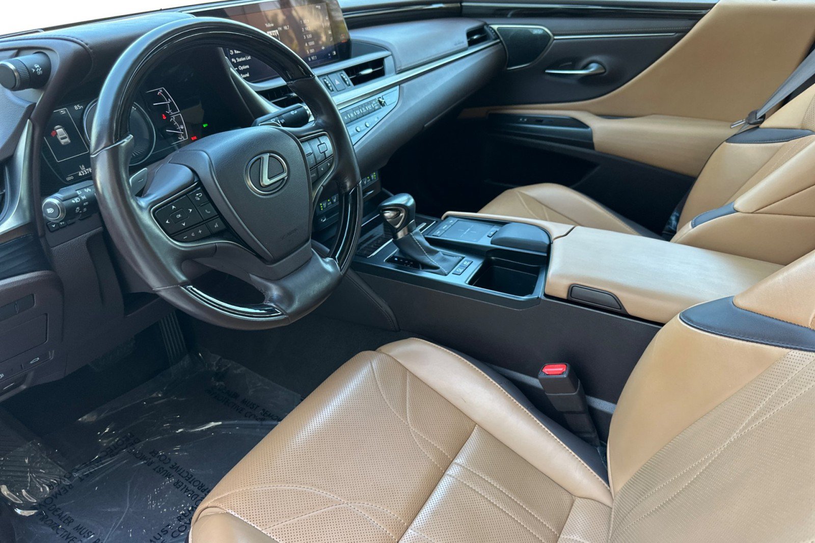 Used 2019 Lexus ES 300h Ultra Luxury w/ Accessory Package 2 FWD image 4