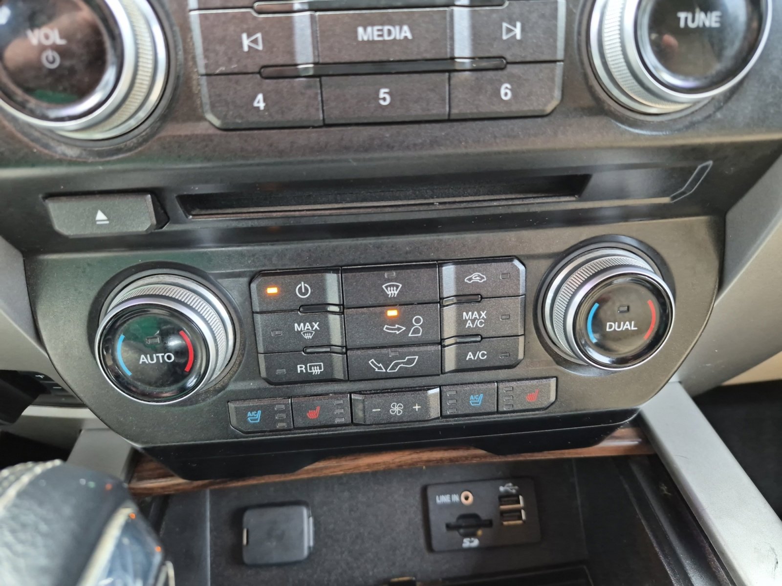 Used 2015 Ford F150 Lariat w/ Equipment Group 502A Luxury AWD/4WD image 17