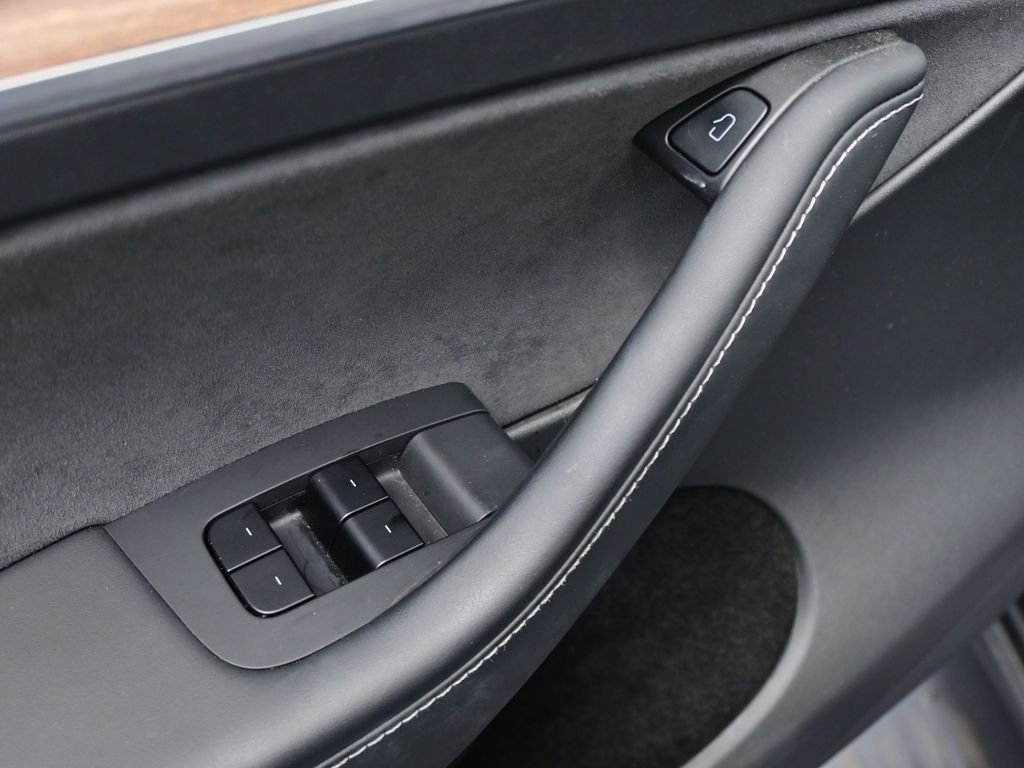 Used 2025 Tesla Model Y Long Range image 18