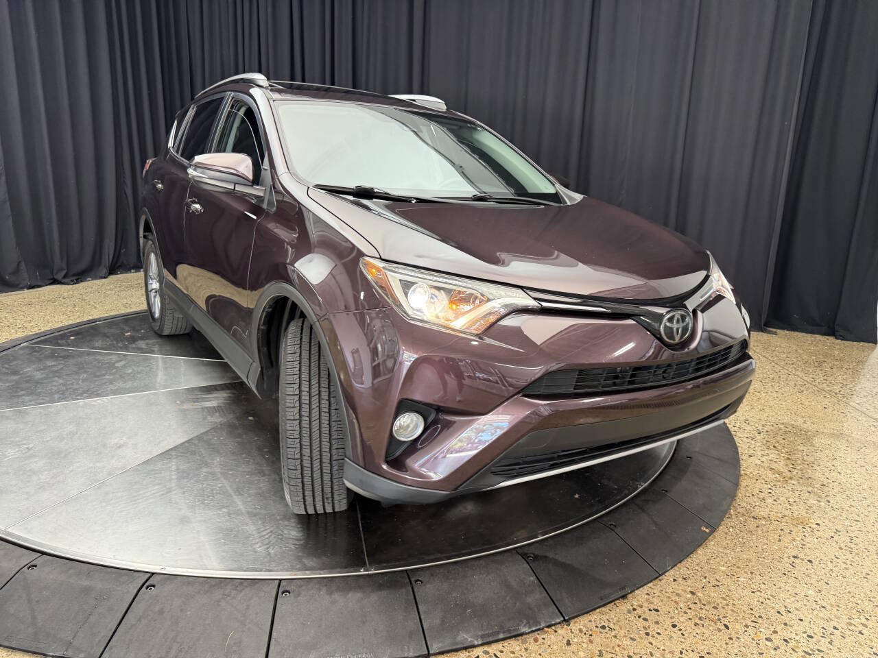 Used 2017 Toyota RAV4 XLE AWD/4WD image 4