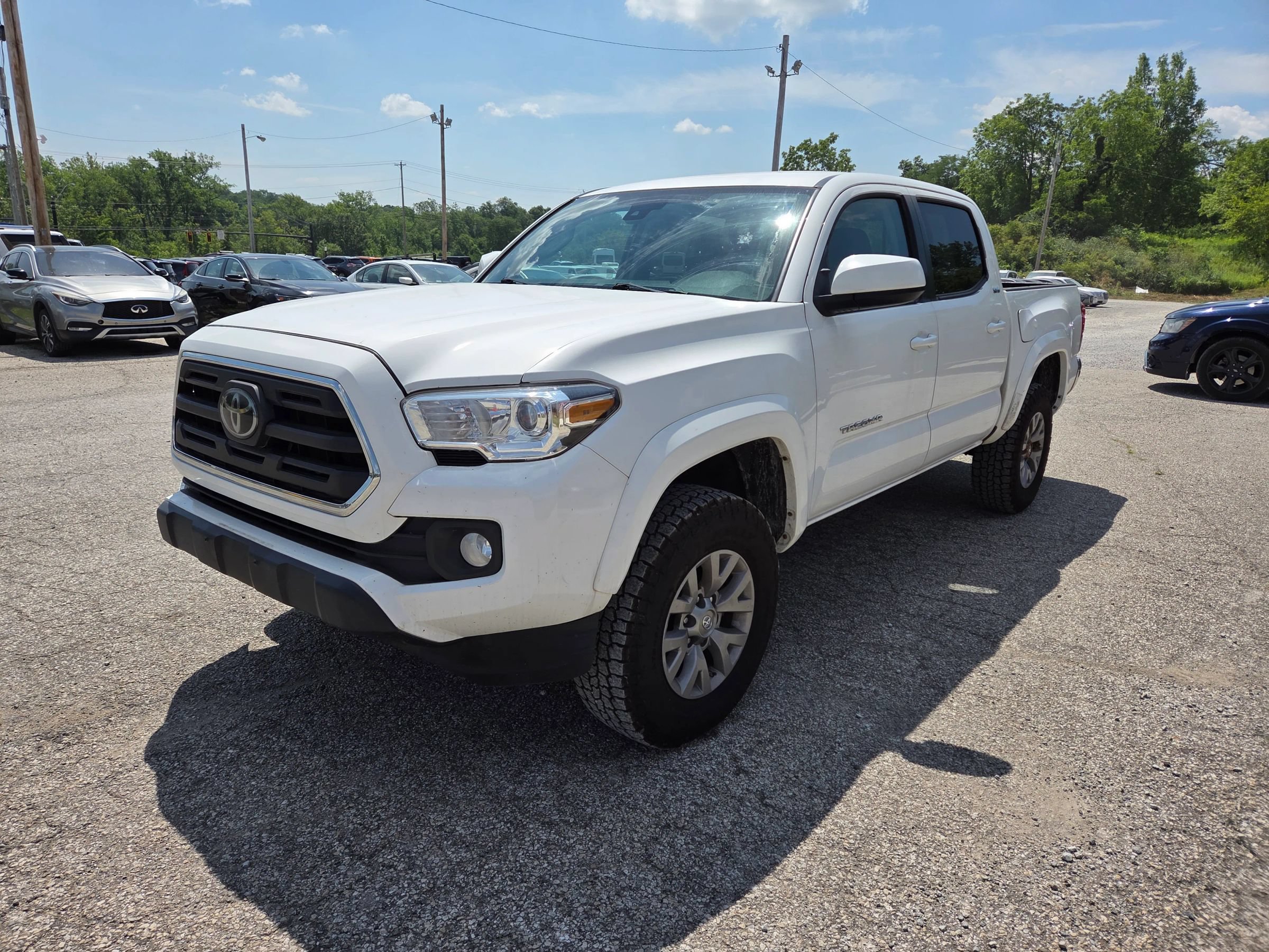 Used 2019 Toyota Tacoma SR5 AWD/4WD image 2