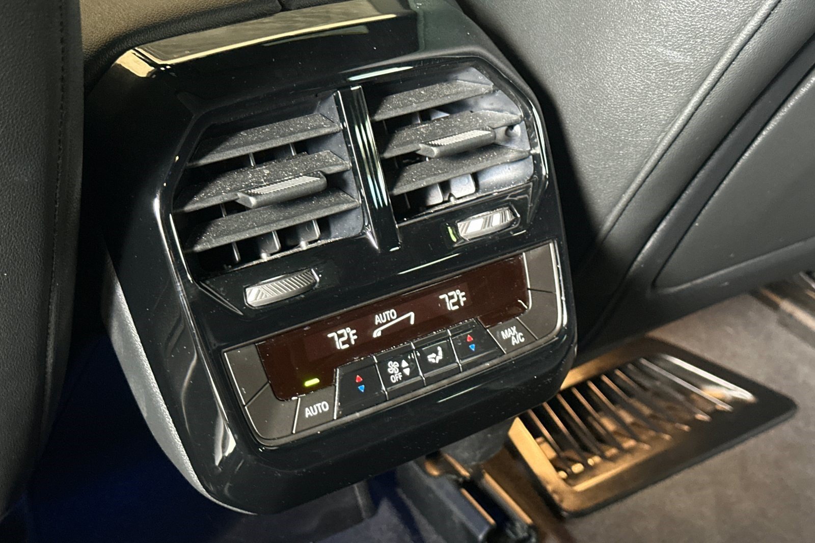 Used 2024 BMW iX xDrive50 w/ Sport Package AWD/4WD image 16
