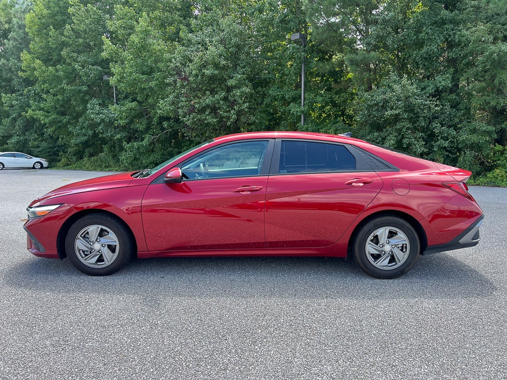 Used 2024 Hyundai Elantra SE FWD image 2