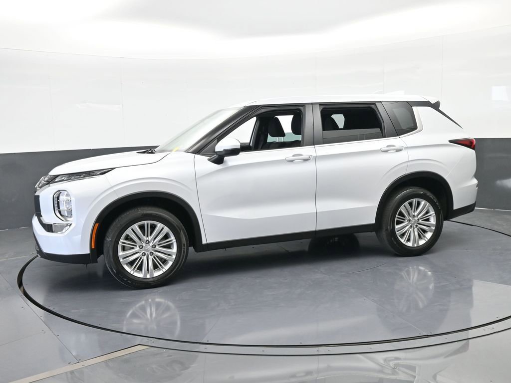 Used 2023 Mitsubishi Outlander ES image 2